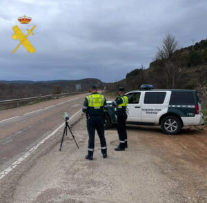 La Guardia Civil investiga a un conductor que, tras sufrir un accidente en el Pobo (Teruel), abandonó el lugar al carecer de permiso de conducir por pérdida de puntos