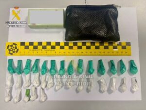 La Guardia Civil interviene 300 dosis de cocaína ocultas en un vehículo y detiene a su conductor por tráfico de drogas
