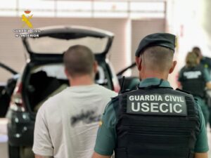 La Guardia Civil detiene a un conductor cerca de Cáceres tras intervenirle 14 kilos de hachís ocultos en su vehículo