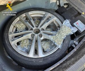La Guardia Civil interviene en Badajoz más de dos kilos de droga oculta en la rueda de repuesto de un vehículo inglés