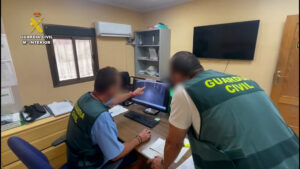 La Guardia Civil detiene en Roquetas de Mar a dos personas por un robo en vivienda, sustracción de vehículos y estafa