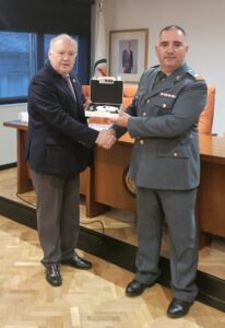 El Ilustre colegio de veterinarios hace entrega a la Guardia Civil de material para el control de identificación de animales