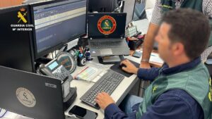 La Guardia Civil recomienda extremar la precaución en el Black Friday, Cyber Monday y la campaña de Navidad para evitar estafas online