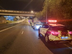 La Guardia Civil investiga a los supuestos autores de un delito contra la seguridad vial.