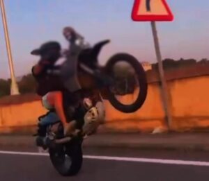 La Guardia Civil investiga a un joven por realizar maniobras temerarias con una motocicleta en vías abiertas al tráfico