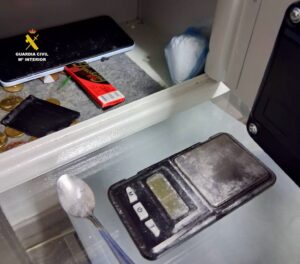 La Guardia Civil desmantela un punto de venta de droga en Hervás (Cáceres) y detiene a una mujer