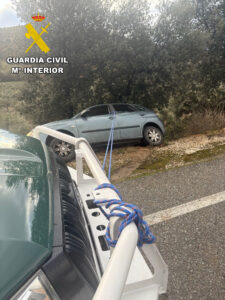 La Guardia Civil rescata a una mujer tras sufrir una salida de vía y volcar el vehículo en el que viajaba