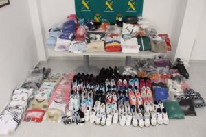 La Guardia Civil de Mahón incauta 400 artículos falsificados