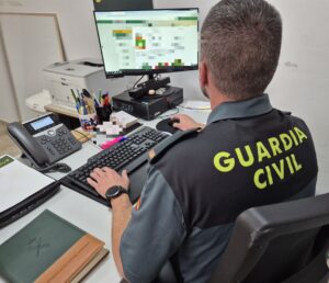 La Guardia Civil detiene a un varón acusado de estafar de forma continuada más de 130.000 euros a 156 personas
