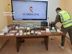 La Guardia Civil interviene una importante cantidad de drogas, armas y dinero en un trastero de Salvaterra de Miño