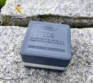 La Guardia Civil de Pontevedra retira una caja de detonadores pirotécnicos en Poio