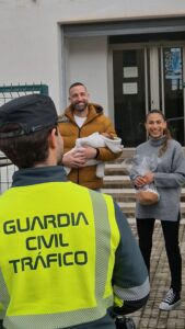 Guardias Civiles conocen al bebé de la mujer a la que escoltaron hasta el hospital para dar a luz