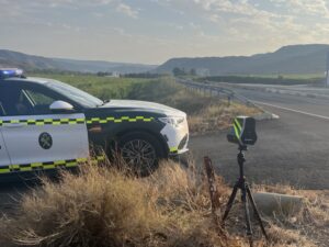Guardia Civil investiga a un conductor por dos delitos contra la seguridad vial y a otro por falsedad documental tras ser detectados ambos superando los límites de velocidad.