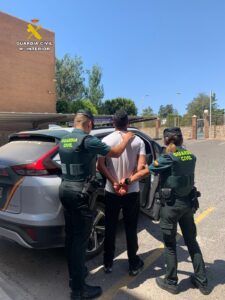 La Guardia Civil de El Ejido detiene al autor de tres robos con violencia con la agravante de odio y contra el derecho a la propia imagen