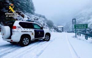 La Guardia Civil rescata de noche a cuatro senderistas perdidos en Sierra Nevada tras quedar atrapados a 2.000metros de altitud