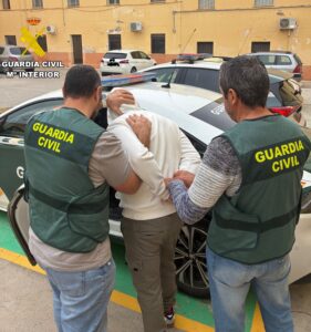 La Guardia Civil detiene en Roquetas de Mar a dos autores de un robo con violencia cometidos con un hacha.