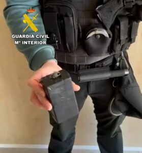 La Guardia Civil intercepta y detiene a una persona tras darse a la fuga