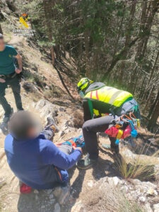 La Guardia Civil rescata a un senderista herido durante el descenso del ...