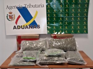 La Guardia Civil y Vigilancia Aduanera interceptan seis kilos de marihuana en el aeropuerto de Menorca