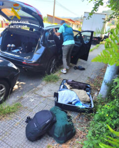 La Guardia Civil desarticula un grupo criminal vinculado al atraco de una sucursal bancaria en Pazos de Borbén