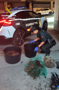 La Guardia Civil denuncia a un furtivo en Moaña tras localizarle con más de 25 kilos de marisco