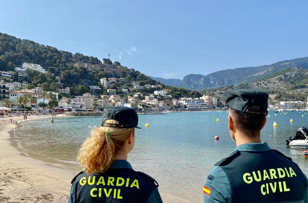 La Guardia Civil ha detenido a un joven por un delito de hurto continuado en la playa de S’Arenal de Llucmajor