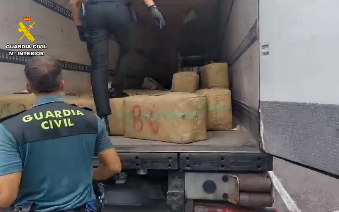 Comandancia de Gerona. Incautados casi 2 toneladas de hachís en el interior de un camión en Gerona