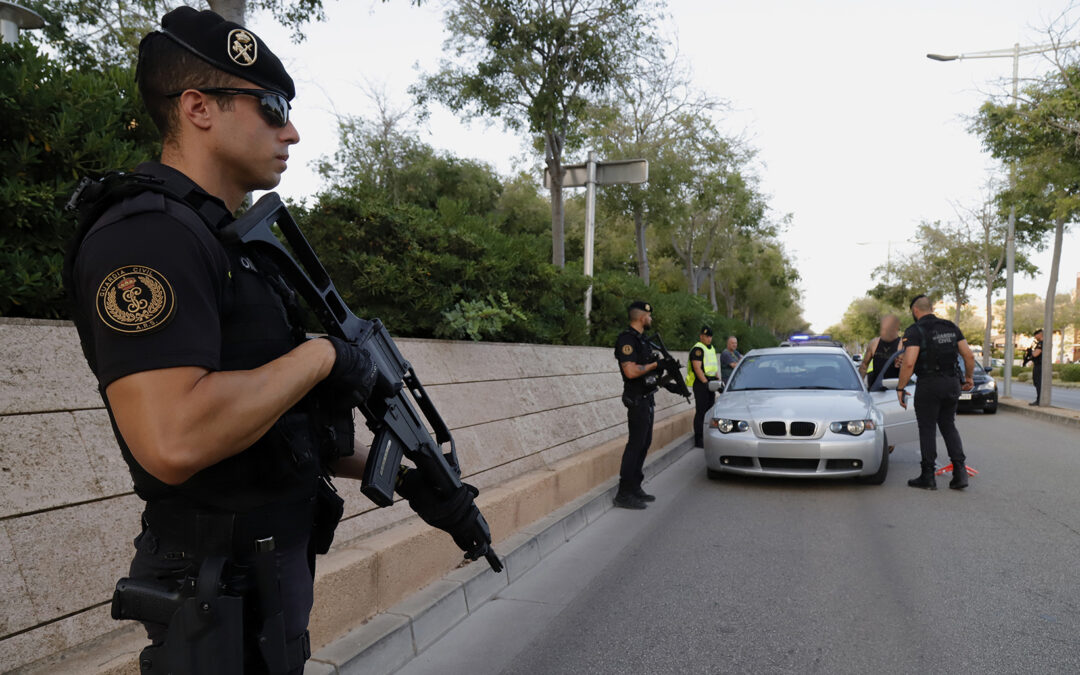 Comandancia de Baleares. La Guardia Civil de Baleares ha detenido a tres varones, dos por robo y lesiones y a otro por conducir sin permiso en Calvià