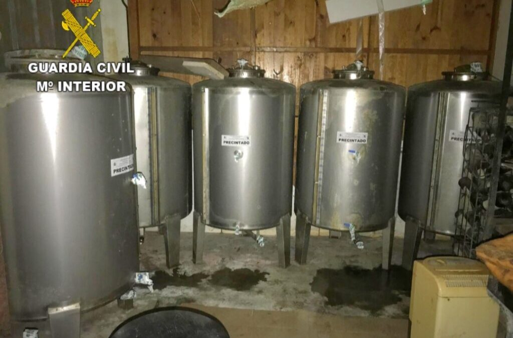 La Guardia Civil inspecciona en Crecente un establecimiento de hostelería donde interviene más de 600 litros de bebidas espirituosas