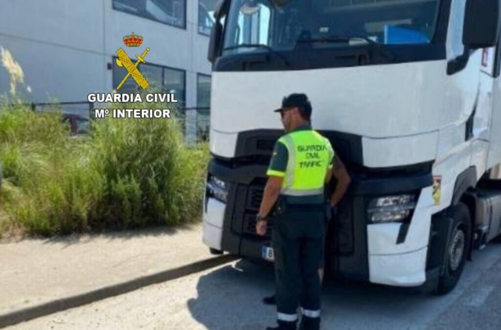 La Guardia Civil intercepta a un camión cuyo conductor quintuplicaba la tasa de alcoholemia permitida