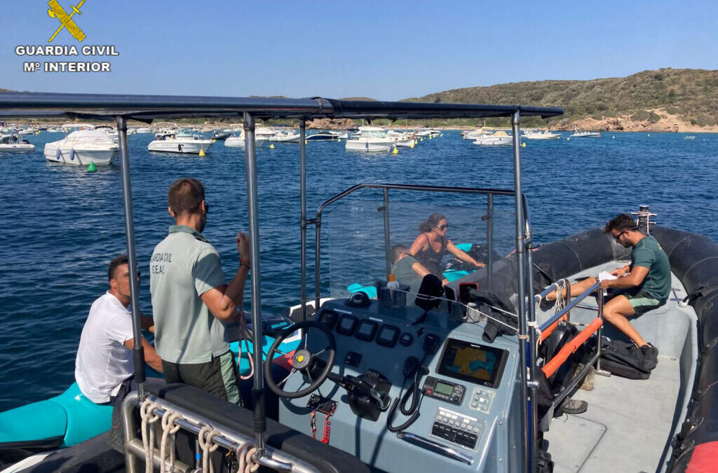La Guardia Civil realiza diferentes inspecciones relacionadas con la náutica y actividades en el mar en Menorca