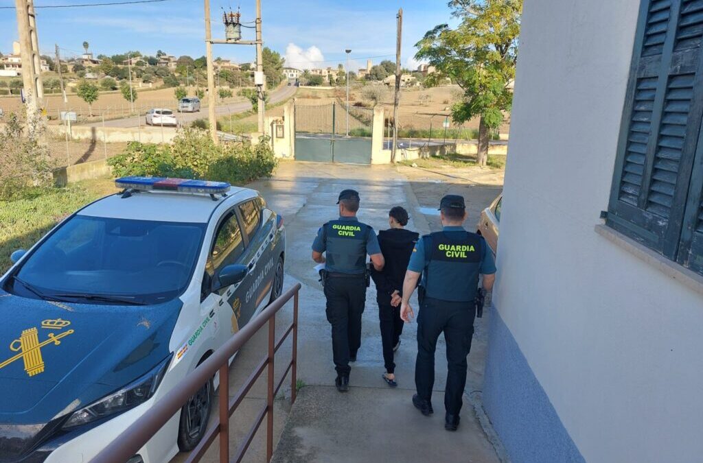La Guardia Civil ha detenido a un varón por un delito de hurto continuado en interior de vehículo