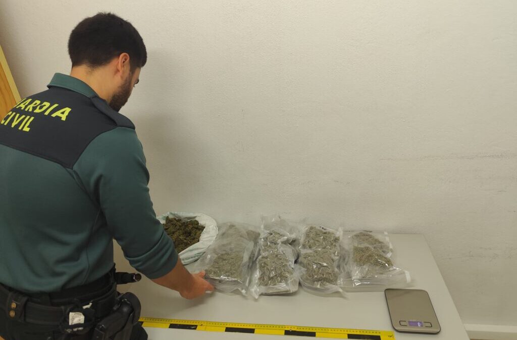 La Guardia Civil incauta 1’950 kilos de marihuana en el interior de un vehículo