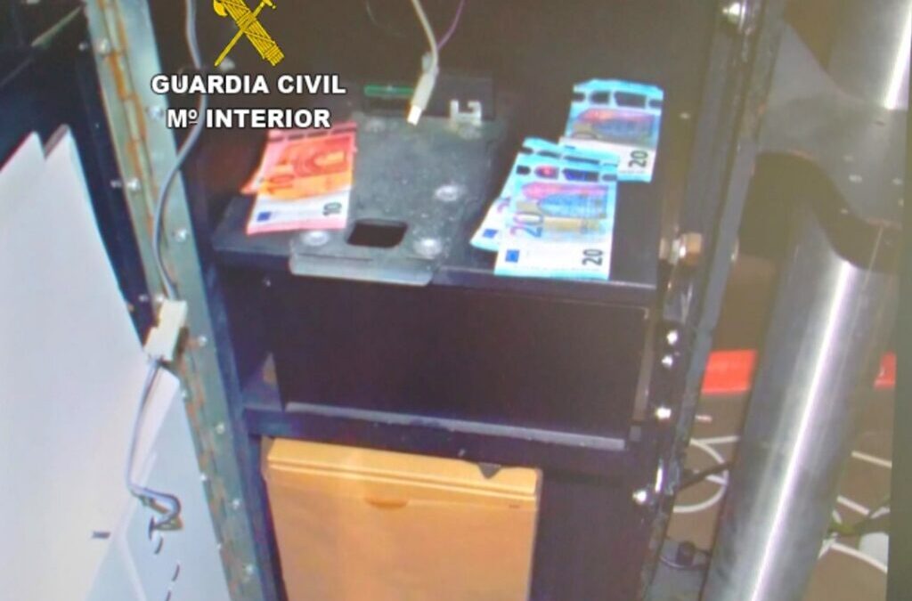 La Guardia Civil detiene a dos personas por robo con fuerza, daños y estafa