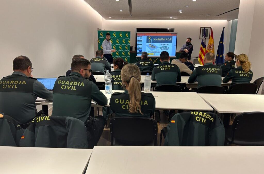 La Guardia Civil de las Islas Baleares realiza la formación interna a los guardias civiles que imparten charlas informativas en centros escolares