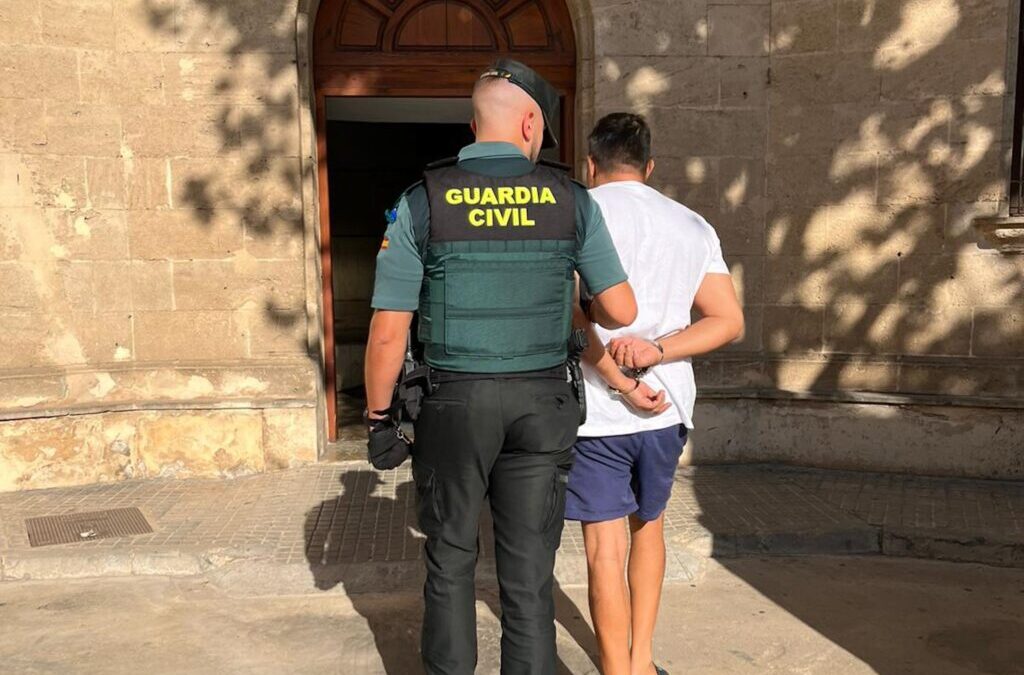 La Guardia Civil detiene a cuatro personas por delitos de hurto, estafa y pertenencia a grupo criminal en el Arenal de Llucmajor
