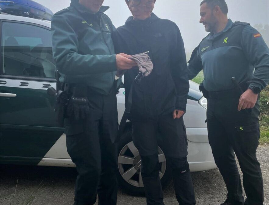 La Guardia Civil auxilia a un peregrino en el Camino Francés