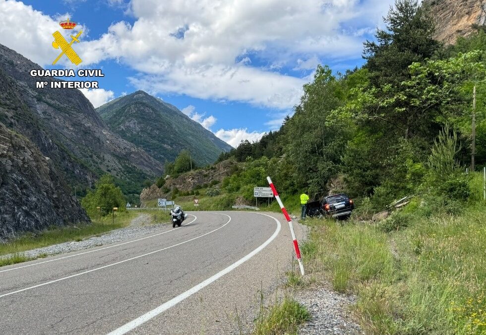 La Guardia Civil investiga a un conductor por dos delitos contra la seguridad vial, tras sufrir un siniestro vial.