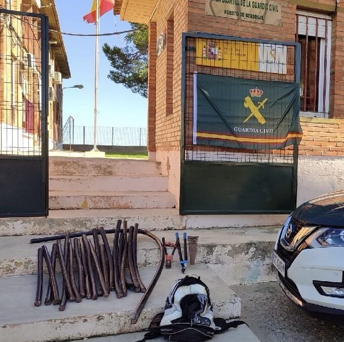 La Guardia Civil, detiene in fraganti a una persona que estaba robando cobre de cable de telefonía