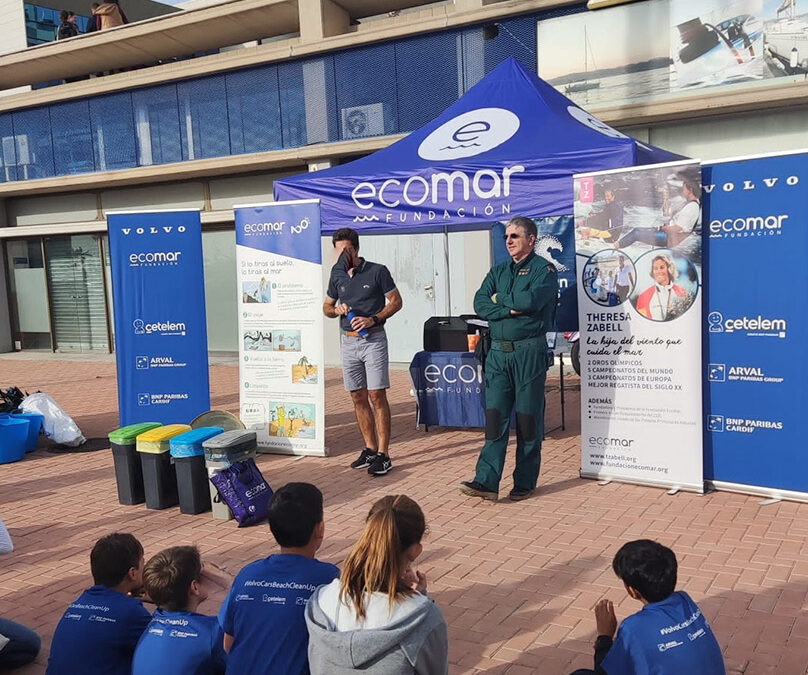 Comandancia de Tarragona: La Guardia Civil de Tarragona participa en una jornada para la limpieza de costas en la Platja del Miracle-Tarragona organizada por la Fundación Ecomar