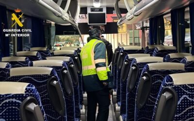 La Guardia Civil inmoviliza un autobús escolar en el Valle del Jerte (Cáceres) por dar positivo en alcohol su conductor