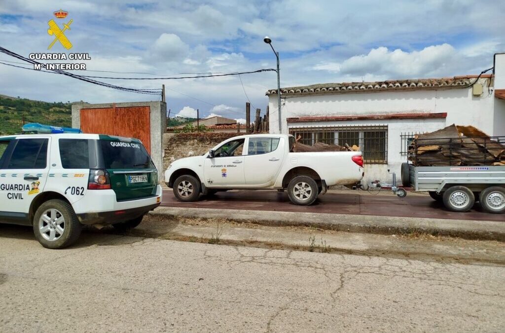 La Guardia Civil detiene a dos hombres por su supuesta implicación en el hurto de corcho en Serradilla (Cáceres)