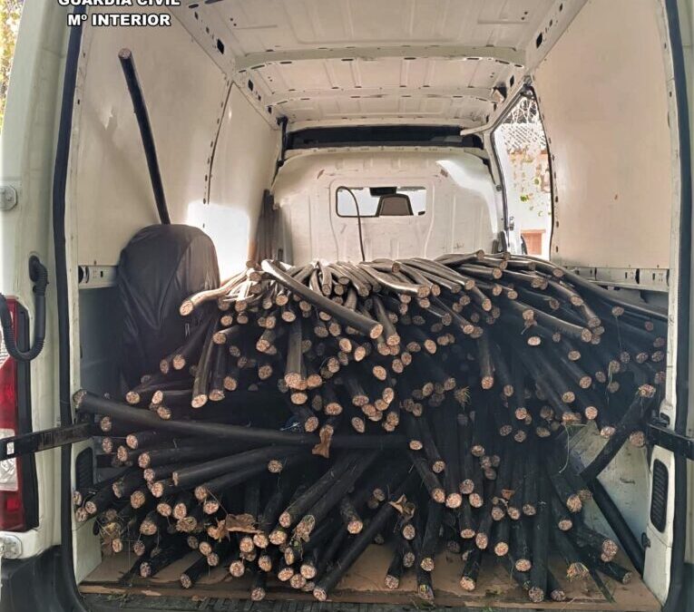 La Guardia Civil detiene a dos personas tras relacionarlos con la sustracción de más de tres toneladas de cable de cobre.