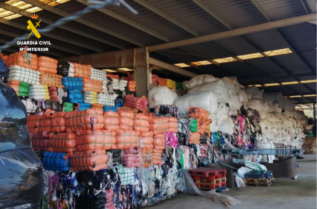 La Guardia Civil investiga a dos personas por la importación clandestina de residuos textiles desde Marruecos
