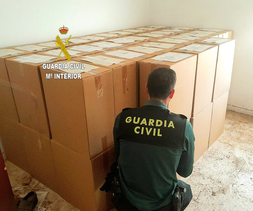 Comandancia de Sevilla. La Guardia Civil detiene a dos personas e interviene 33.000 cajetillas de tabaco en La Roda de Andalucía