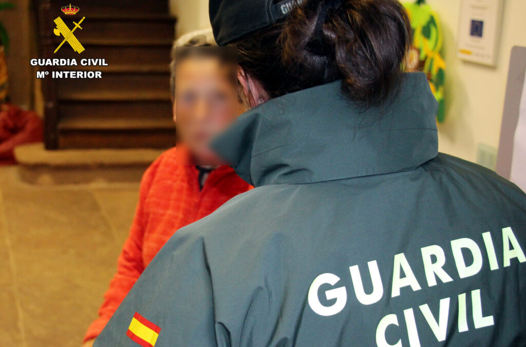 La Guardia Civil auxilia a una mujer en situación de vulnerabilidad que transitaba de madrugada por la carretera