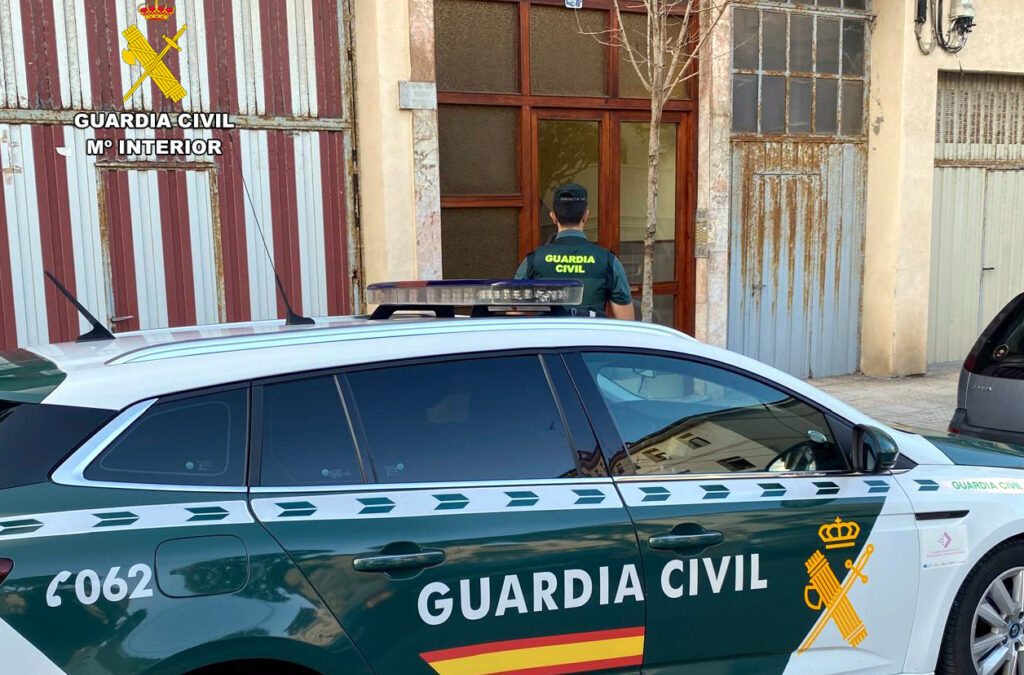 La Guardia Civil evacúa a una anciana de su piso al iniciarse un incendio