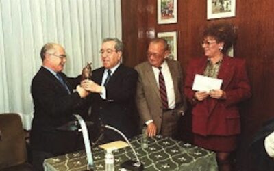 Entrega de estatuilla del Círculo al escritor Angel Palomino
