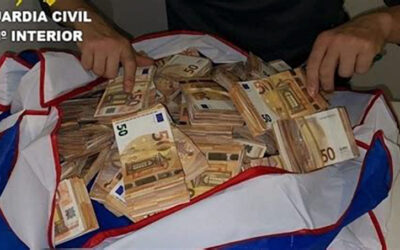 Intervienen 400.000 euros en fajos de billetes ocultos en una maleta en el aeropuerto de Valencia
