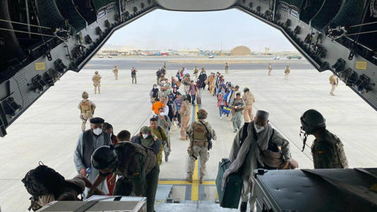 Los contactos entre países en el aeropuerto de Kabul impulsan la localización de ‘afganos españoles’